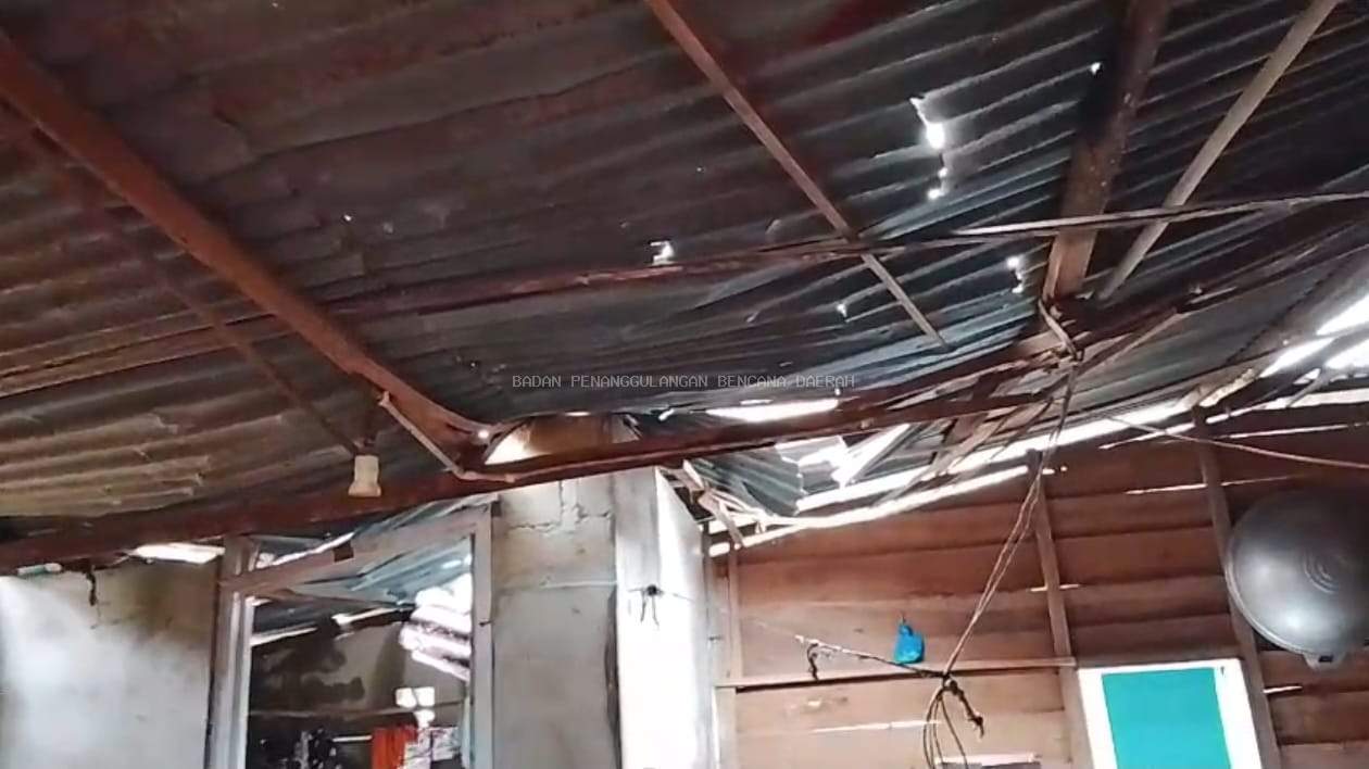 Pohon Timpa Rumah Warga Desa Air Nyatoh