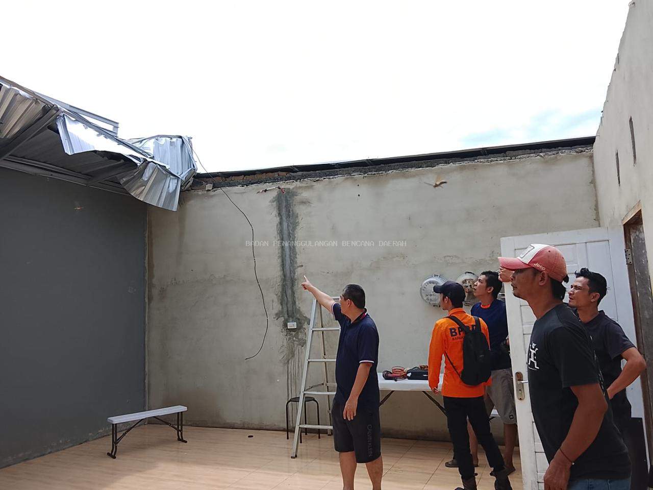 ANGIN KENCANG HILANGKAN ATAP RUMAH WARGA DESA KADUR MENTOK