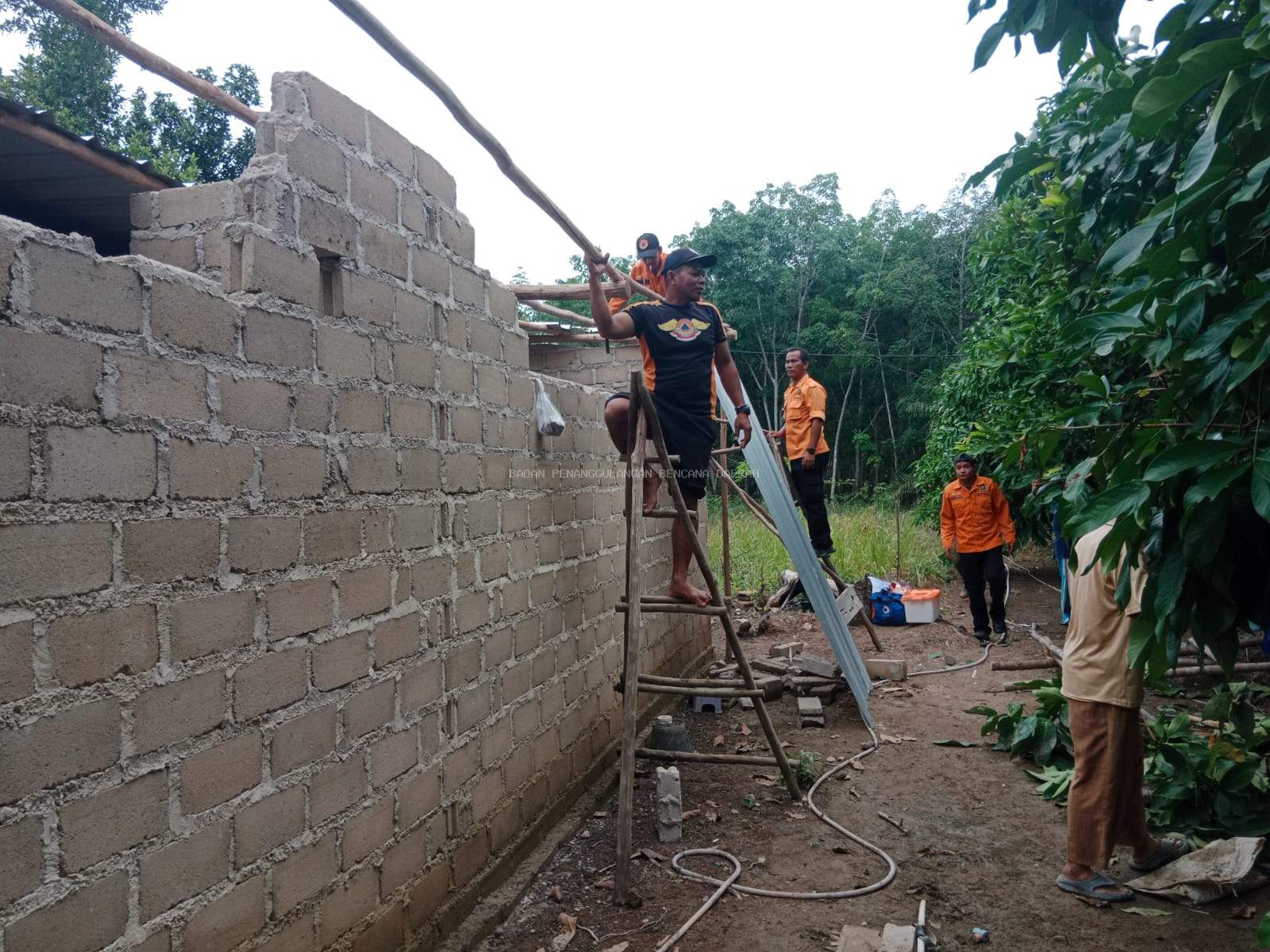 1 RUMAH RUSAK AKIBAT HUJAN LEBAT DAN ANGIN KENCANG DI DESA MENDUYUNG